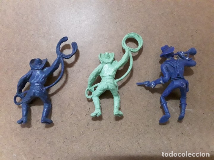 Figuras de goma y PVC: Lote vaqueros de plastico - Foto 2