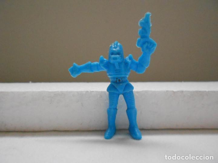 Figuras de goma y PVC: RARA FIGURA DUNKIN. ROBOT? - Foto 1