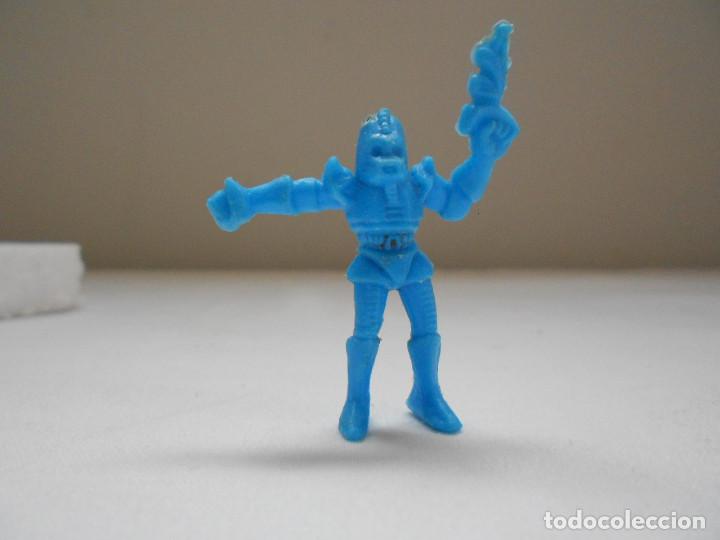 Figuras de goma y PVC: RARA FIGURA DUNKIN. ROBOT? - Foto 3
