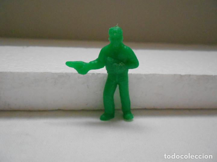 Figuras de goma y PVC: DUNKIN. FIGURA CON DOS PISTOLAS - Foto 3