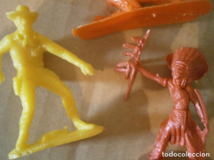 Figuras de goma y PVC: LOTE DE INDIOS A&Ntilde;OS 80 90 - Foto 2