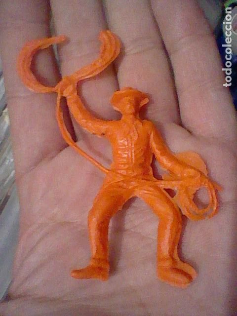 Figurines en Caoutchouc et PVC: VAQUERO FIGURA PL&Aacute;STICO LAZO EN MANO MONOCROMO NARANJA 6 CMS ALTO