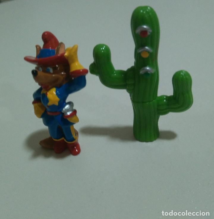 Figuras de Goma Kinder: Motocoyote Kinder Ferrero moto coyote policia police cactus