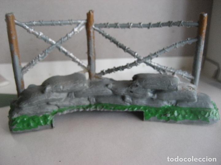 Figuras de goma y PVC: Alambrada con sacos. Comansi. - Foto 2