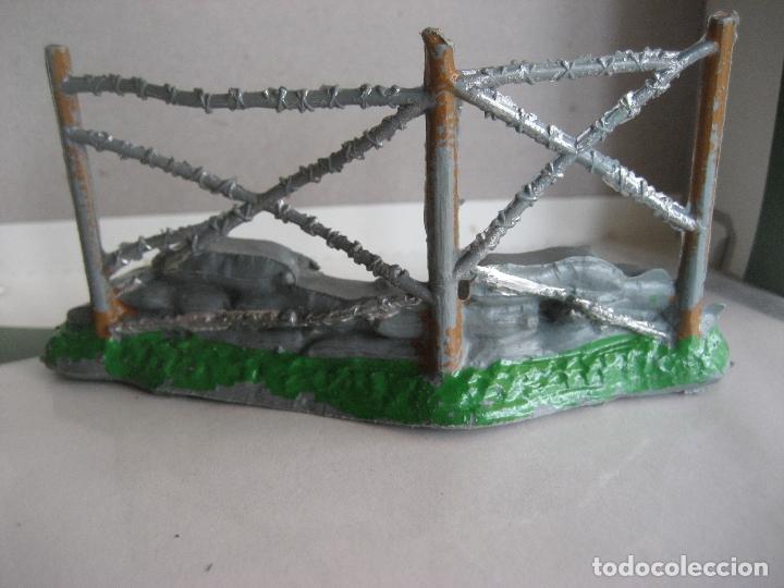 Figuras de goma y PVC: Alambrada con sacos. Comansi. - Foto 1