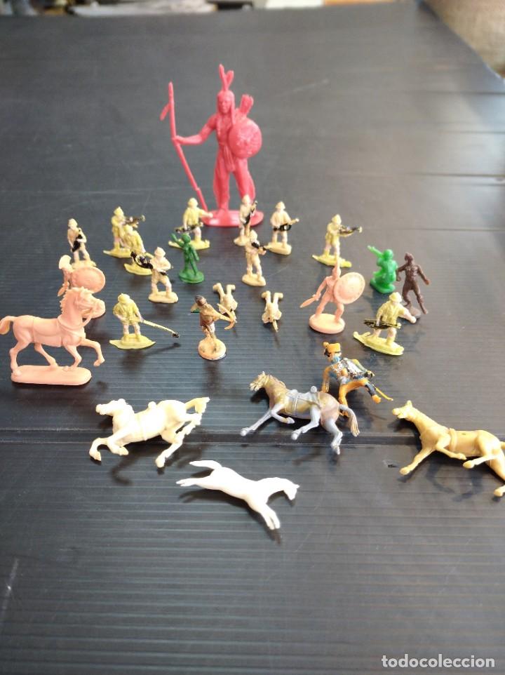 Figure di Gomma e PVC: Antiguo lote de figuras de guerreros indios caballos etc