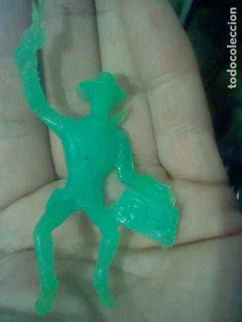 Gummi- und PVC-Figuren: VAQUERO OESTE FORAJIDO LADRON FIGURA PLASTICO VERDE MONOCROMO TRASLUCIDO VINTAGE 6,5 CMS
