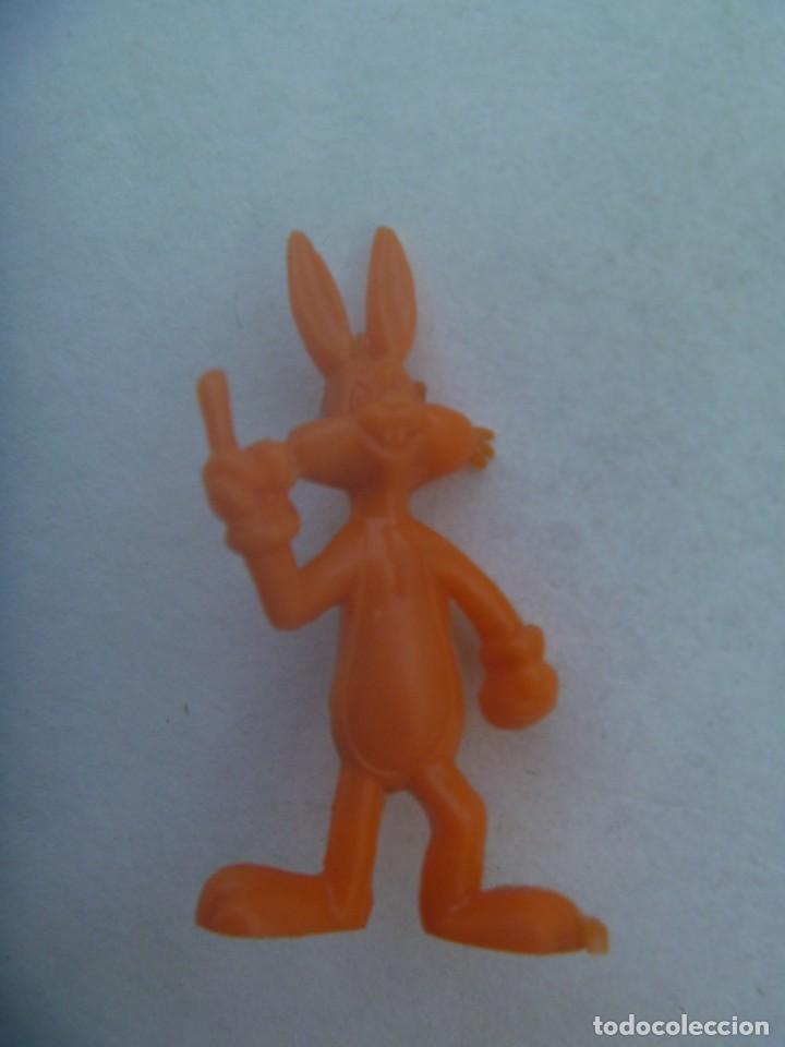 Figuras de goma y PVC: FIGURA DE DUNKIN DE LA WARNER BROS : EL CONEJO BUG BUNNY - Foto 1