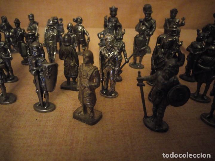 Figuras de Goma y PVC: lote de 32 dunkin kinder metal soldados,6 de ediciones atlas y 2 de westair,total 40 piezas - Foto 5 - 193044648