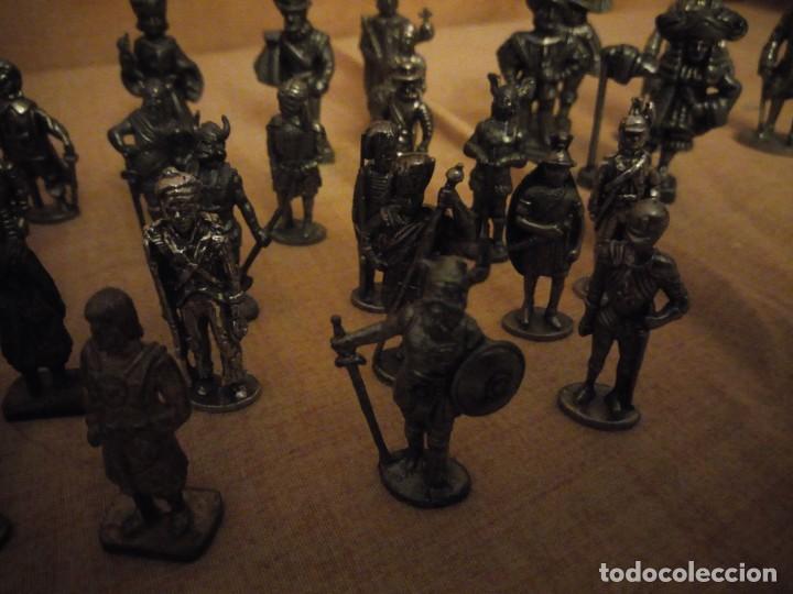Figuras de Goma y PVC: lote de 32 dunkin kinder metal soldados,6 de ediciones atlas y 2 de westair,total 40 piezas - Foto 10 - 193044648