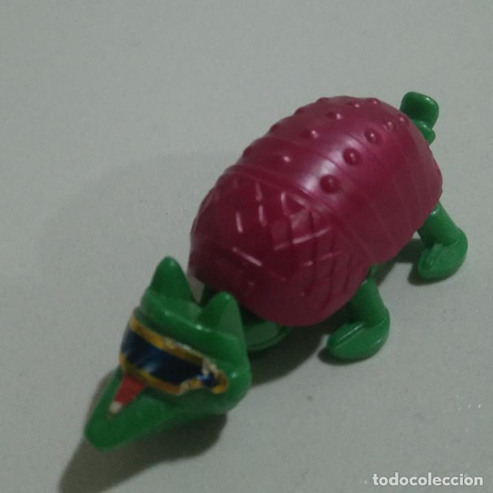 Figuras de Goma Kinder: kinder armadillo robot futurista mu&ntilde;eco montable