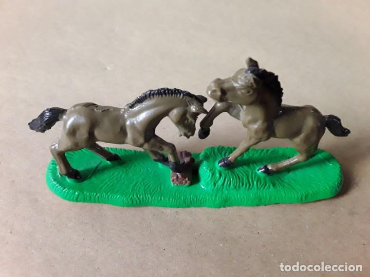 Figuras de goma y PVC: Pareja de caballos goma - Foto 2
