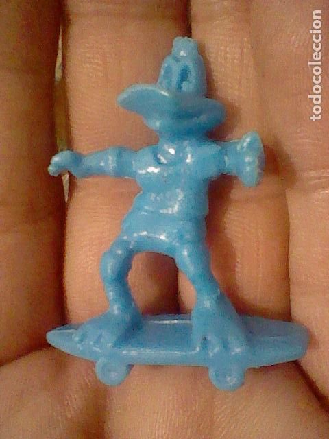 Gummi- und PVC-Figuren: WARNER PATO SOBRE MONOPATIN FIGURA PROMOCIONAL O SIMILAR 4,5 CMS ALTO