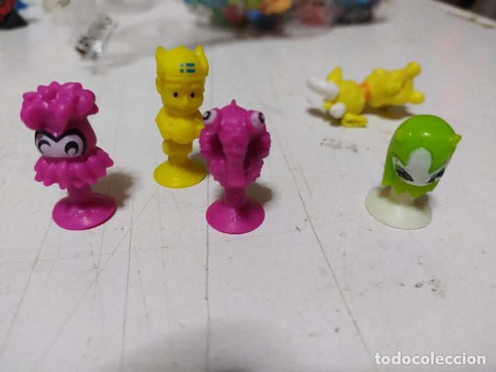 Figuras de goma y PVC: lote stikeez mas de 50 - Foto 2
