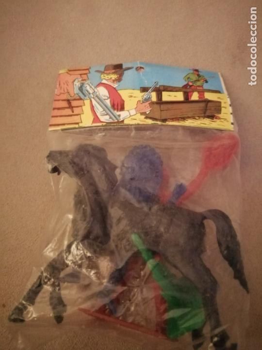Figuras de goma y PVC: ANTIGUA BOLSA DE INDIOS Y VAQUEROS - Foto 2