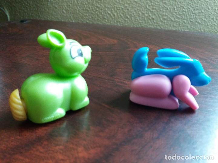 Figuras de goma Kinder: DOS FIGURAS KINDER CONEJOS CON RUEDAS. - Foto 1