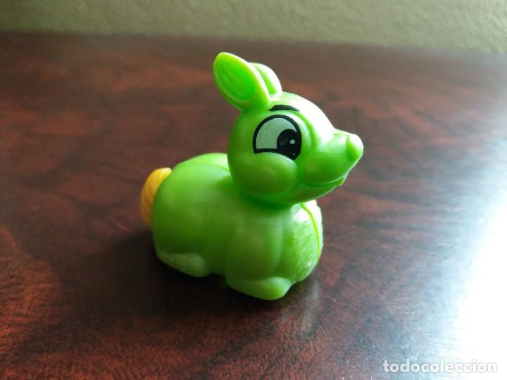 Figuras de goma Kinder: DOS FIGURAS KINDER CONEJOS CON RUEDAS. - Foto 2