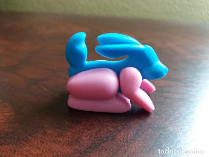 Figuras de goma Kinder: DOS FIGURAS KINDER CONEJOS CON RUEDAS. - Foto 3