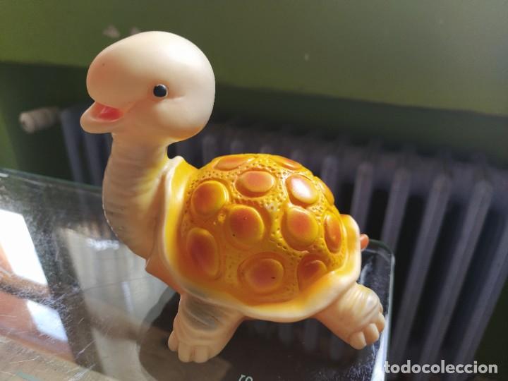 Figuras de goma y PVC: Antigua tortuga de goma con chill&oacute;n de FAMOSA FERRARIO. A&ntilde;os 70 . Suena al apretarla.