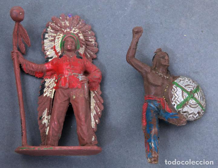 Figuras de goma y PVC: 2 indios a pie Comansi pl&aacute;stico a&ntilde;os 60 - Foto 1