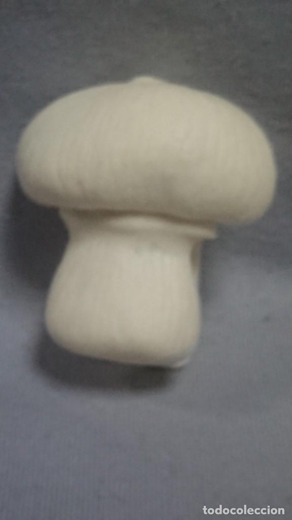Figuras de Goma y PVC: PINZA CON FORMA CHAMPI&Ntilde;ON DE DANONE