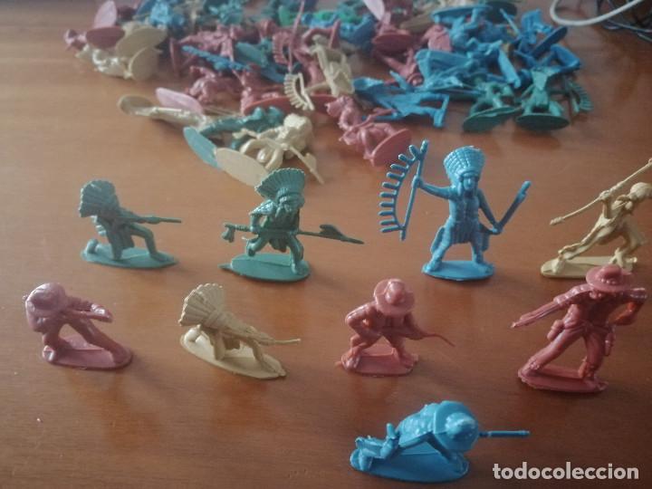 Figure di Gomma e PVC: LOTE 65 UNIDADES APROX. DE INDIOS Y VAQUEROS DE PL&Aacute;STICO. 8 MODELOS. BUEN ESTADO.