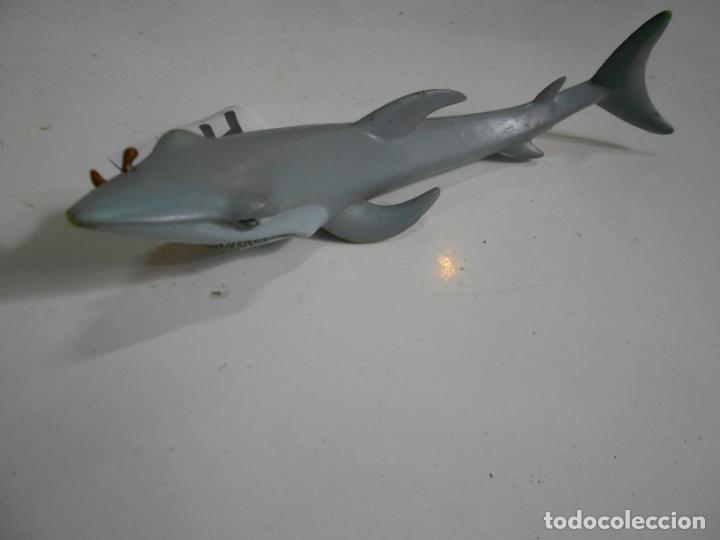 Rubber and PVC Figures: TIBURON CON ANZUELO