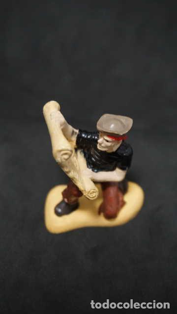 Figuras de goma y PVC: FIGURA PIRATA CON MAPA DE GOMA - Foto 1