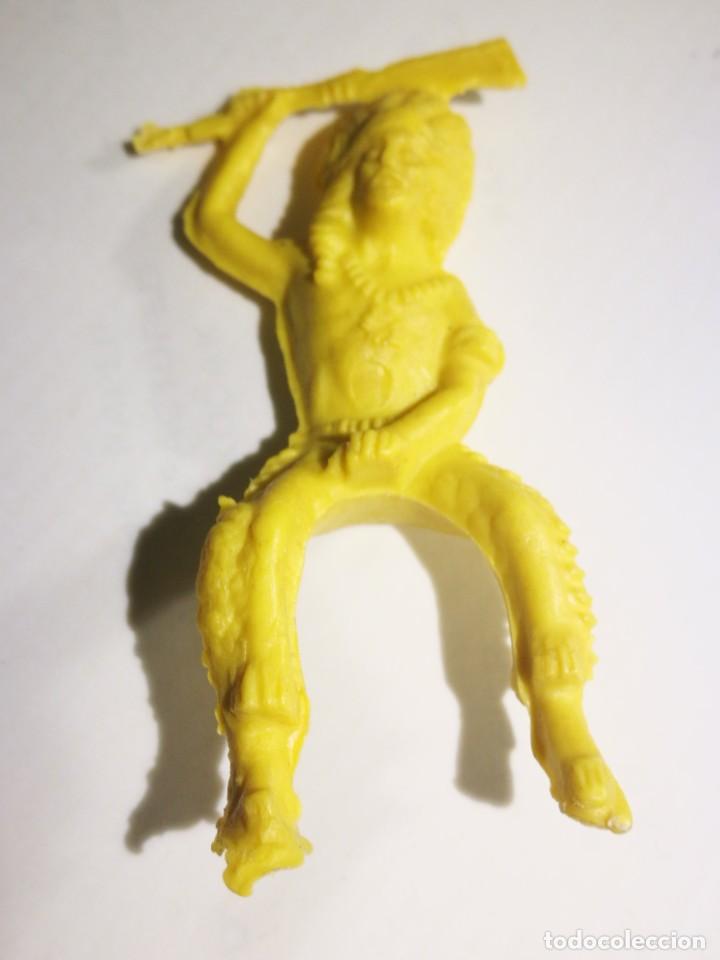 Figuras de goma y PVC: Indio Pl&aacute;stico Amarillo - Foto 1