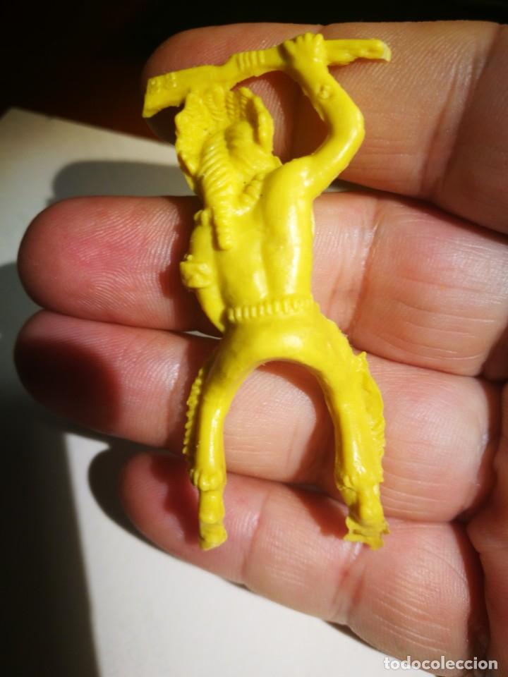 Figuras de goma y PVC: Indio Pl&aacute;stico Amarillo - Foto 2