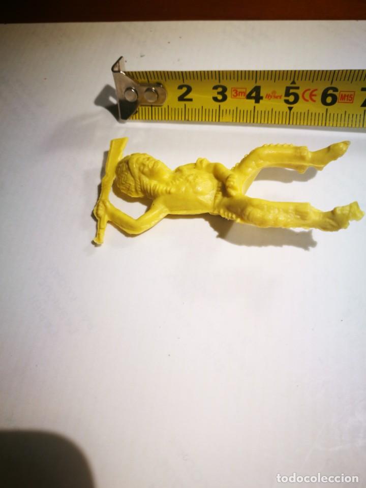 Figuras de goma y PVC: Indio Pl&aacute;stico Amarillo - Foto 3