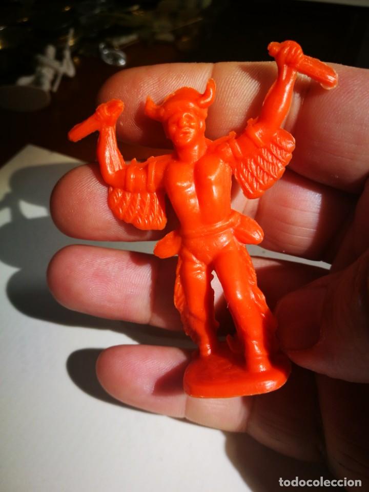 Figuras de goma y PVC: Indio Pl&aacute;stico Naranja - Foto 3