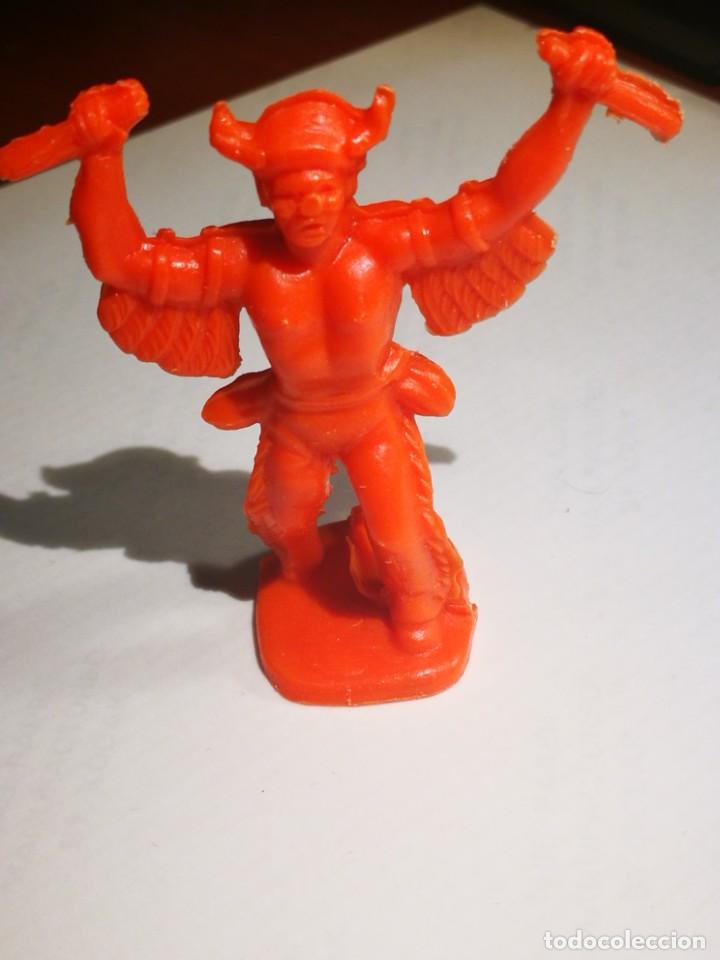 Figuras de goma y PVC: Indio Pl&aacute;stico Naranja - Foto 1