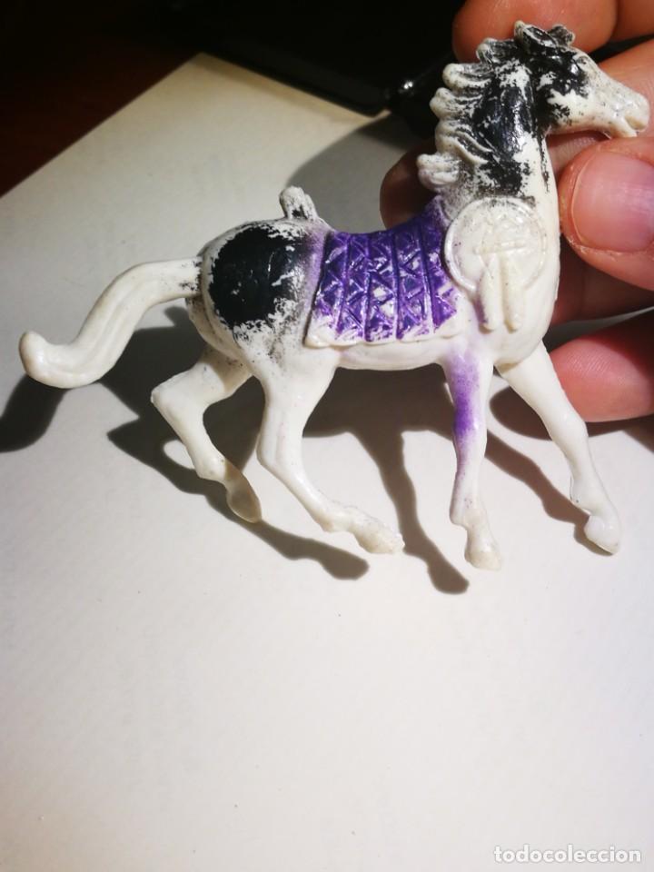 Figuras de goma y PVC: Comansi Caballo Negro y blanco de plastico - Foto 2