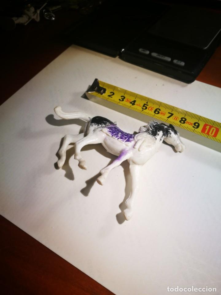 Figuras de goma y PVC: Comansi Caballo Negro y blanco de plastico - Foto 3
