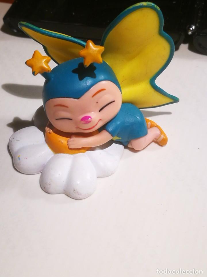 Rubber and PVC Figures: Figura Antena y alas sobre flor