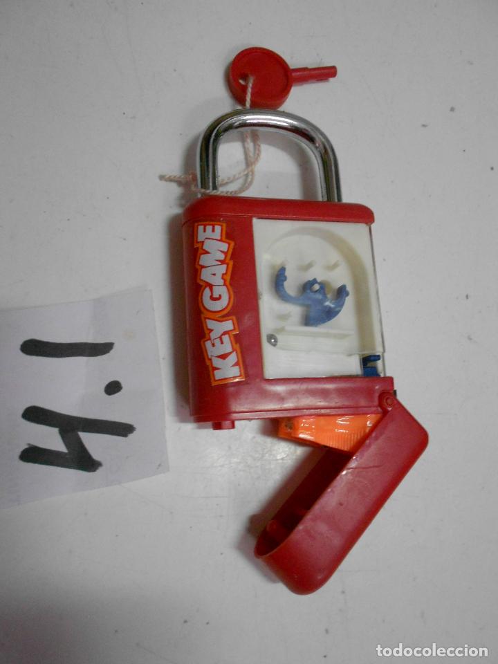 Figuras de Goma y PVC: ANTIGUO CANDANDO AFILADOR CON LLAVE Y JUEGO SOLITARIO