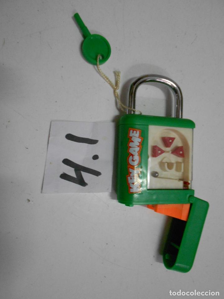 Figuras de Borracha e PVC: ANTIGUO CANDANDO AFILADOR CON LLAVE Y JUEGO SOLITARIO