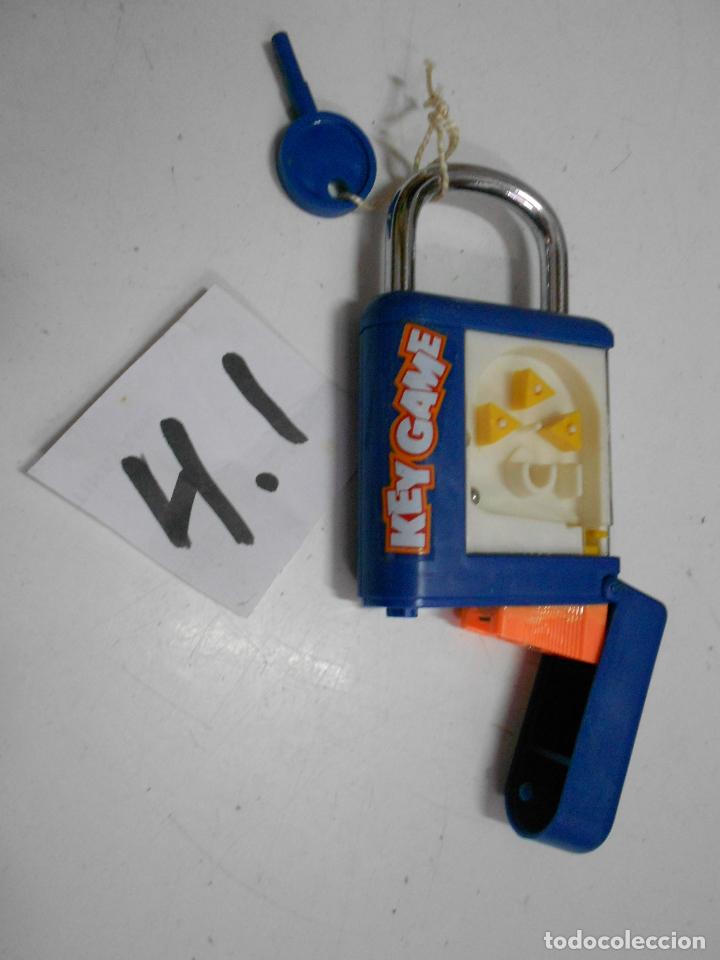 Figuras de Goma y PVC: ANTIGUO CANDANDO AFILADOR CON LLAVE Y JUEGO SOLITARIO
