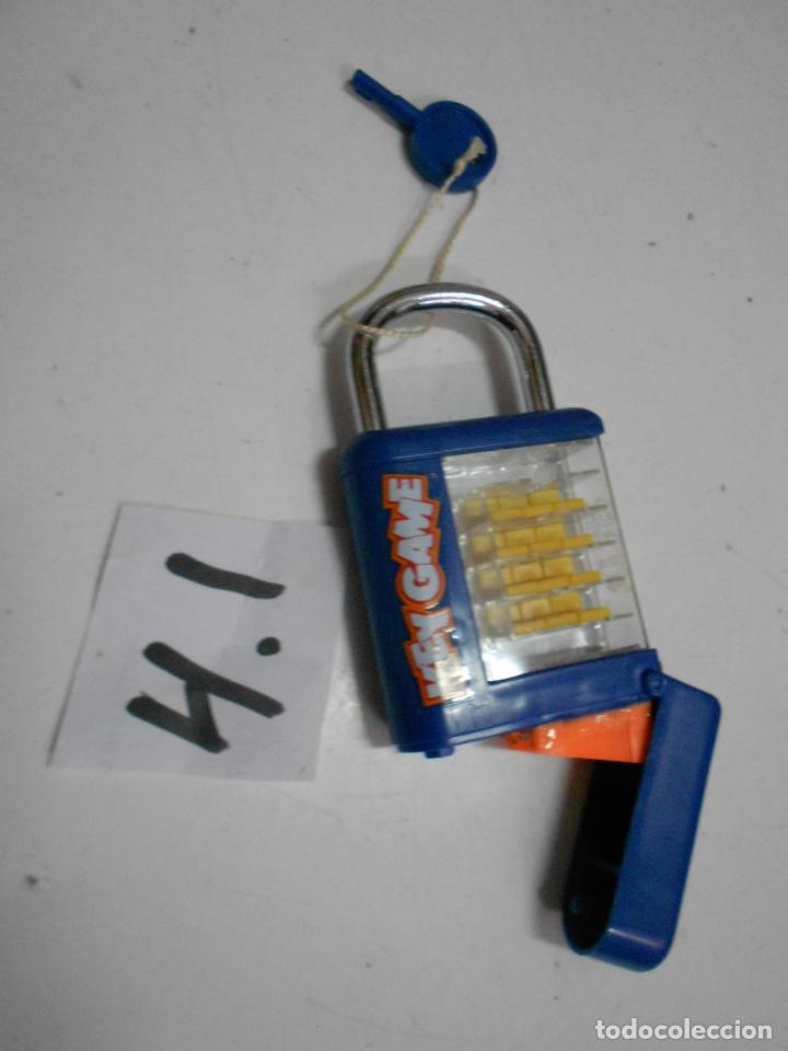 Figuras de Goma y PVC: ANTIGUO CANDANDO AFILADOR CON LLAVE Y JUEGO SOLITARIO
