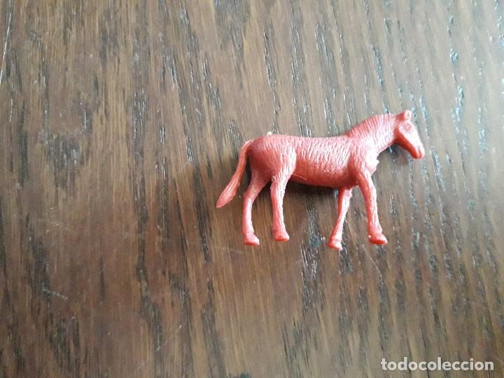 Figuras de Borracha e PVC: figura de pl&aacute;stico de caballo.