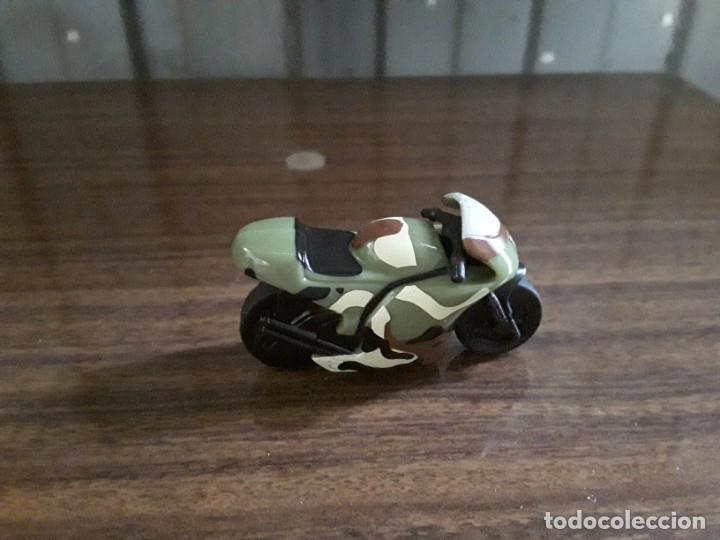 Figuras de Borracha e PVC: Moto de pvc figura kinder de camuflaje