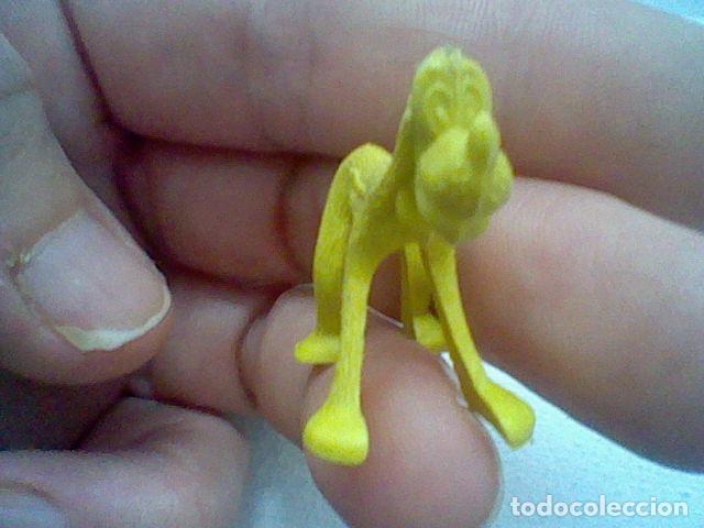 Figuras de goma y PVC: DUNKIN PLUTO SIN COLA MONOCROMO PL&Aacute;STICO AMARILLO 3 CMS LARGO - Foto 2