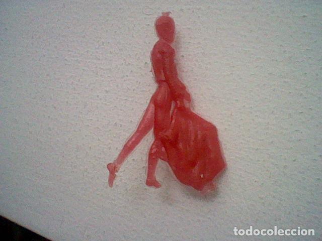 Gummi- und PVC-Figuren: PIN PLASTICO TORERO PLANO MONOCROMO ROJO 4 CMS ALTO DORSO ROTO LEER