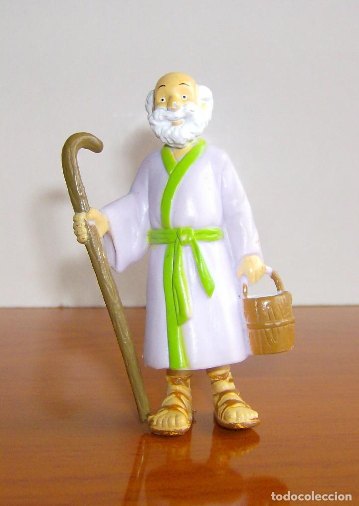Figuras de goma y PVC: ANCIANO CON CUBO, BASTON Y SANDALIAS. GOMA DURA. 8CM