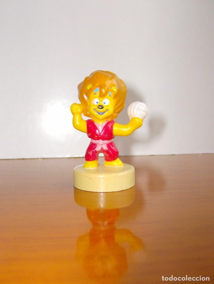Figuras de goma y PVC: FIGURA LEON CON PELOTA - Foto 1