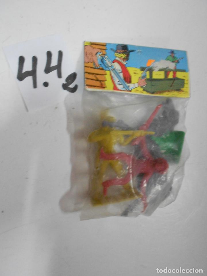 Figuras de goma y PVC: ANTIGUO BLISTER CON VAQUEROS E INDIOS - Foto 1