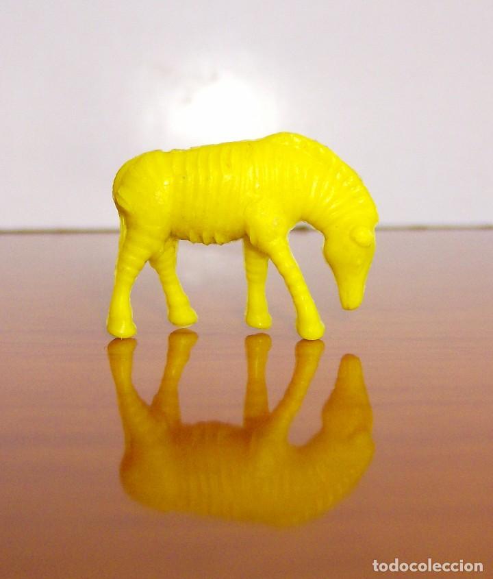 Figuras de goma y PVC: CEBRA DUNKIN COLOR AMARILLO - Foto 1