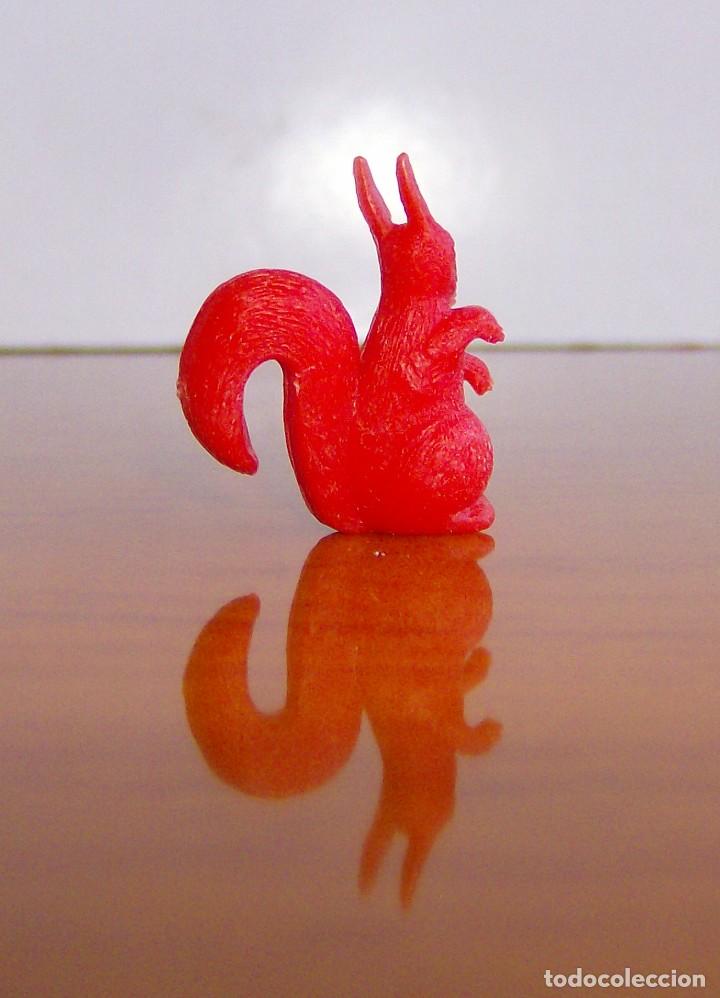 Figuras de goma y PVC: ARDILLA. COLOR ROJO. DUNKIN - Foto 2