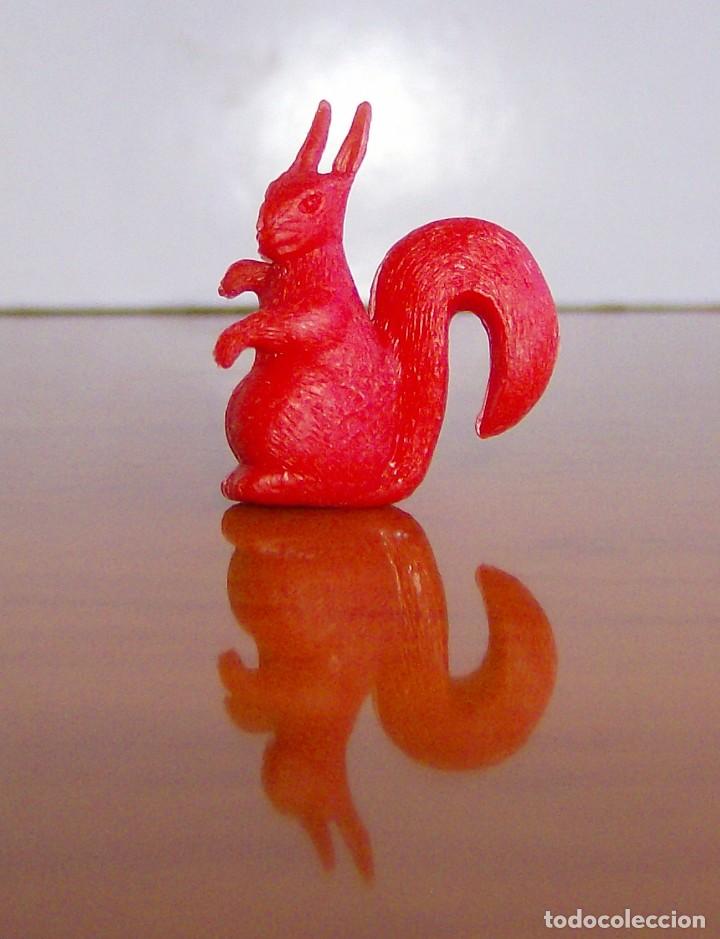 Figuras de goma y PVC: ARDILLA. COLOR ROJO. DUNKIN - Foto 1
